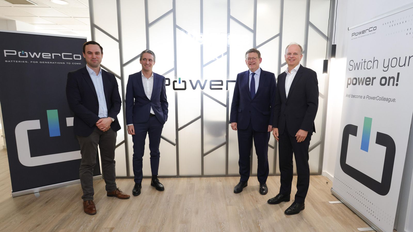 El president de la Generalitat, Ximo Puig, juntament amb els directius de PowerCo