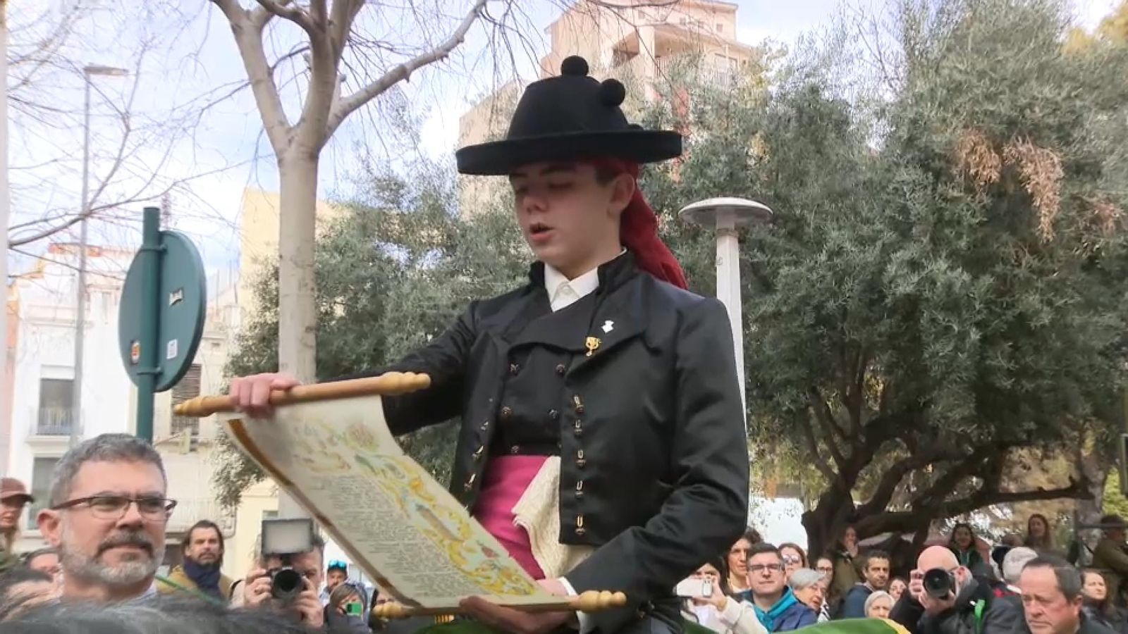 Adrián Gil, llegint els versos de Pau Serra, en la Cavalcada del Pregó infantil aquest dilluns