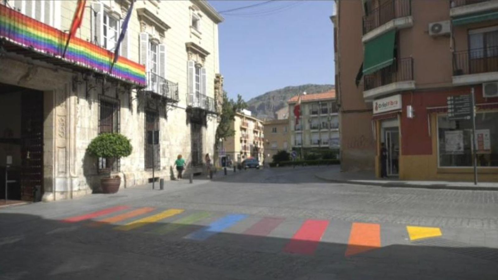 Un dels 12 passos de vianants pintats amb la bandera del col·lectiu LGTBI a Oriola.