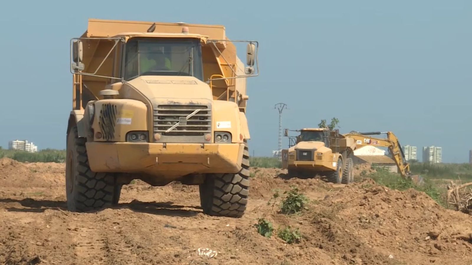 Les màquines treballen a destall per a traure el fang dels arrossars, encara que vora un centenar de llauradors no arribaran a temps per a plantar