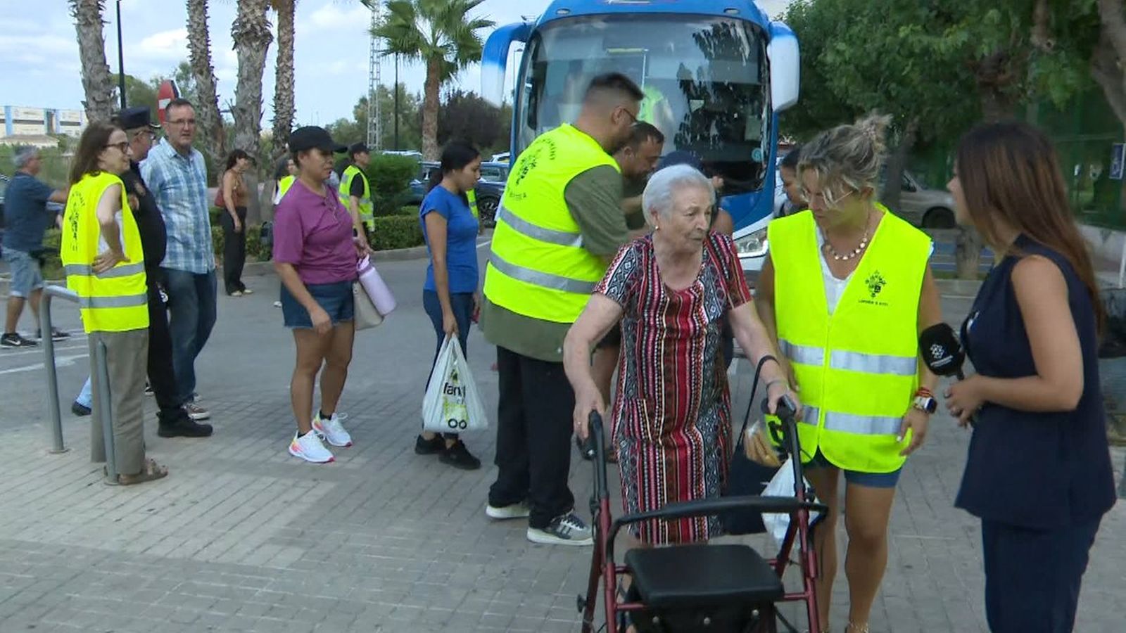 Desallotjats de Gátova arriben al poliesportiu de Bétera