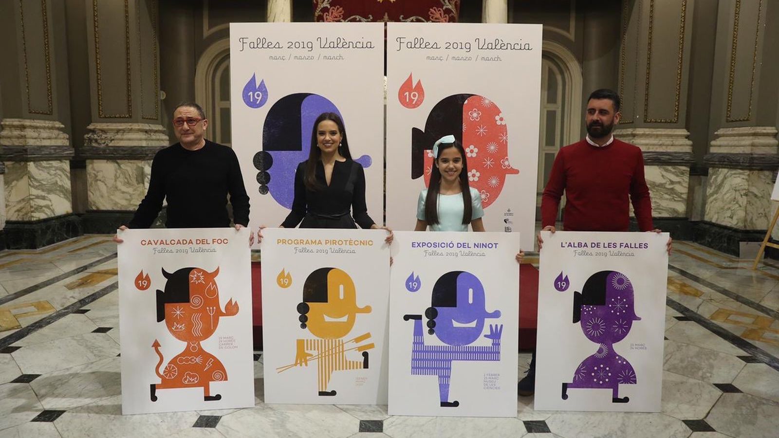 El regidor Pere Fuset, les falleres majors de València i el dissenyador Dani Nebot presenten els cartells.