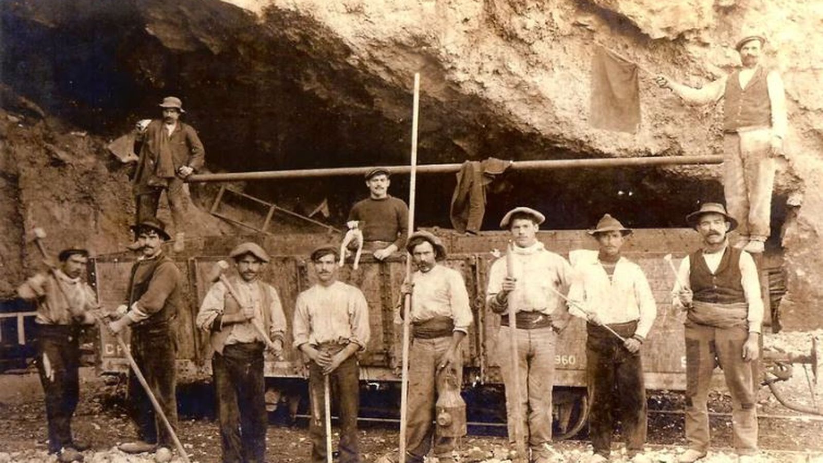 Treballadors de Pedreguer en una pedrera a l'Amèrica