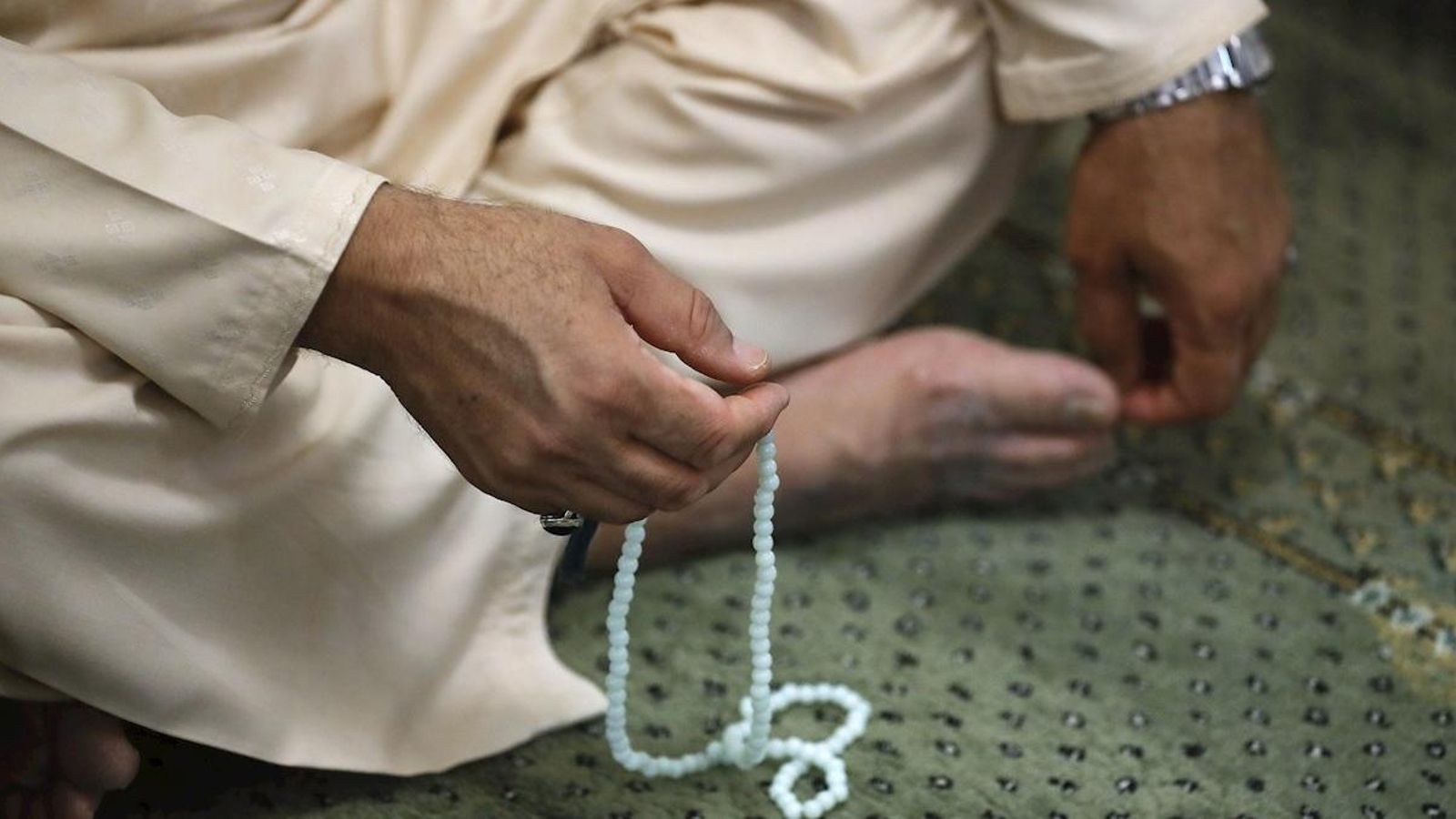 Un fidel musulmà reça durant el Ramadà en una imatge d'arxiu