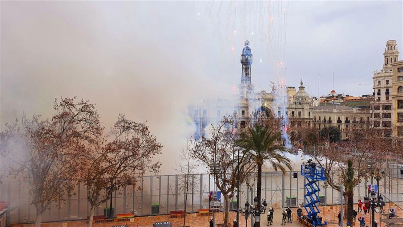 Imatge d'arxiu d'una mascletà a la plaça de l'Ajuntament de València