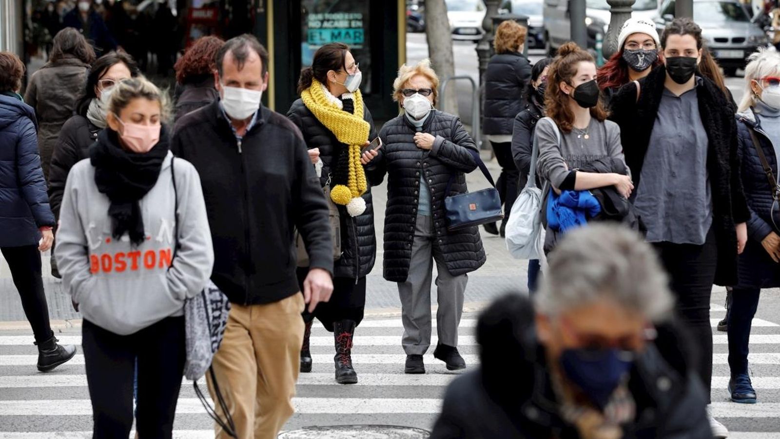Persones passegen en parelles pel centre de València Persones passegen en parelles pel centre de València