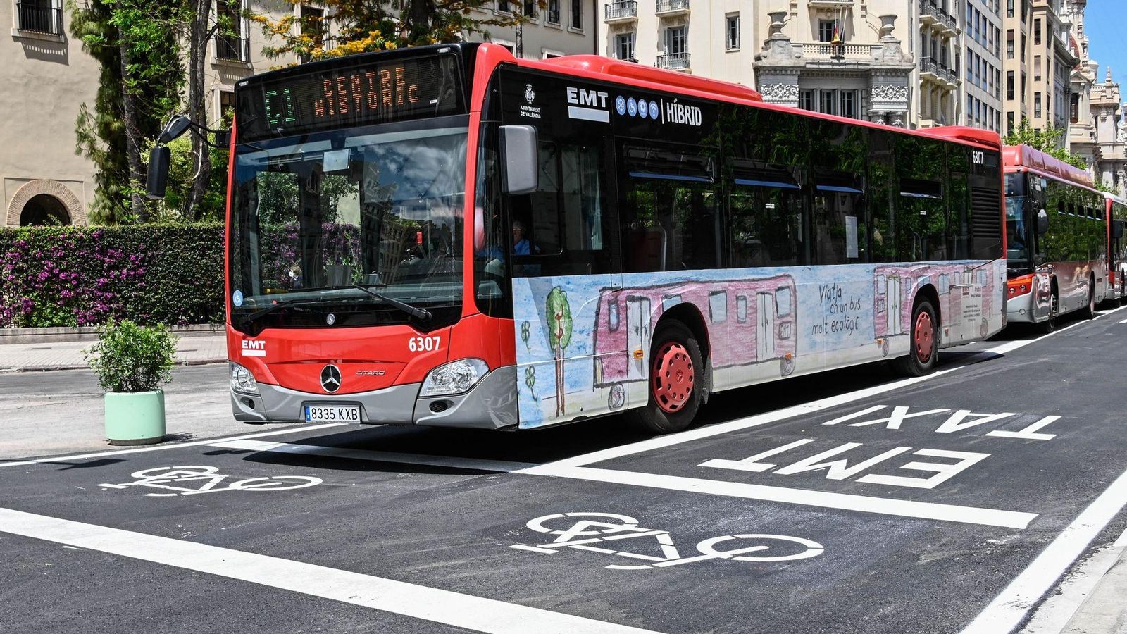 Diversos autobusos de l'EMT al centre de València, en una imatge d'arxiu