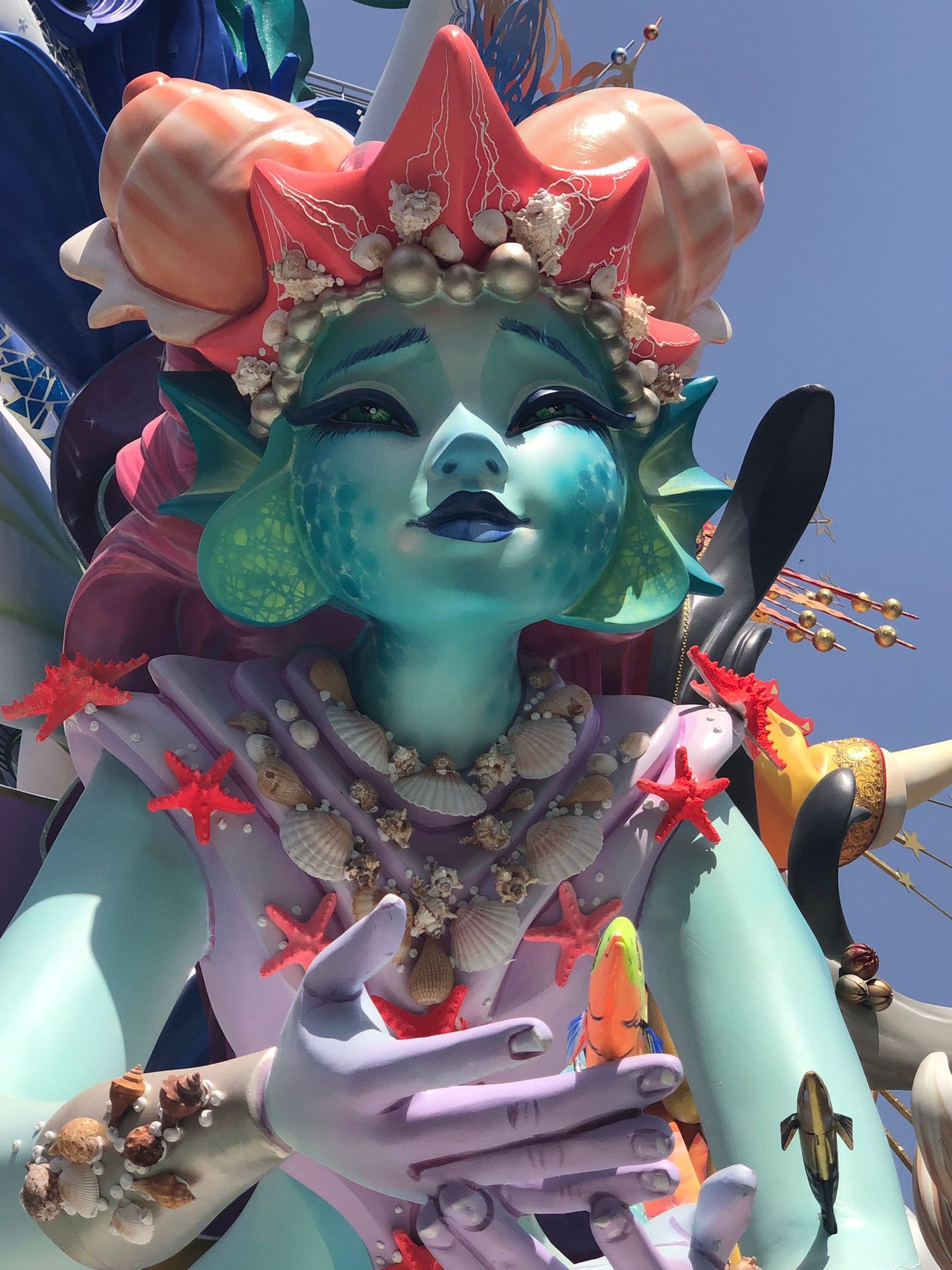 Detall de la foguera guanyadora del primer premi de categoria especial, 'Elemental', de David Sánchez per a la comissió Diputació-Renfe