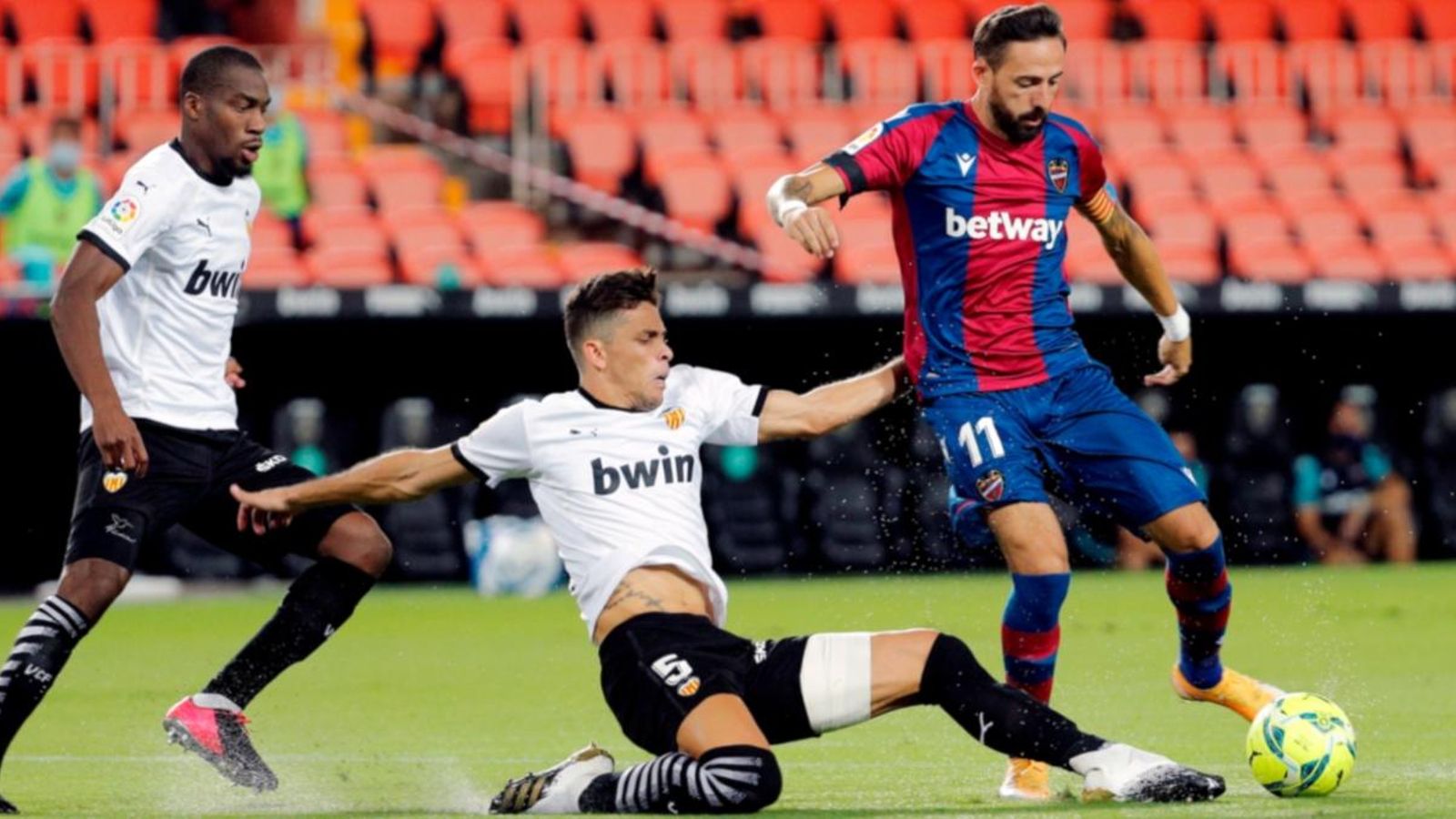 El valencianista Gabriel Paulista disputa una pilota amb el jugador del Llevant José Morales