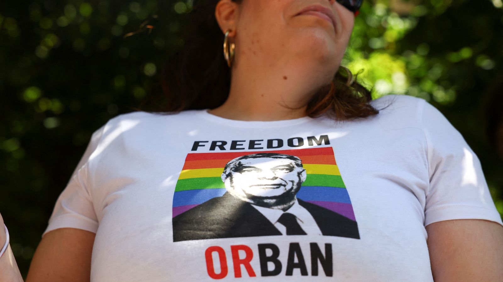 Una dona que participava en la marxa prohibida pel govern amb una samarreta que reivindica la llibertat del primer ministre hongarés