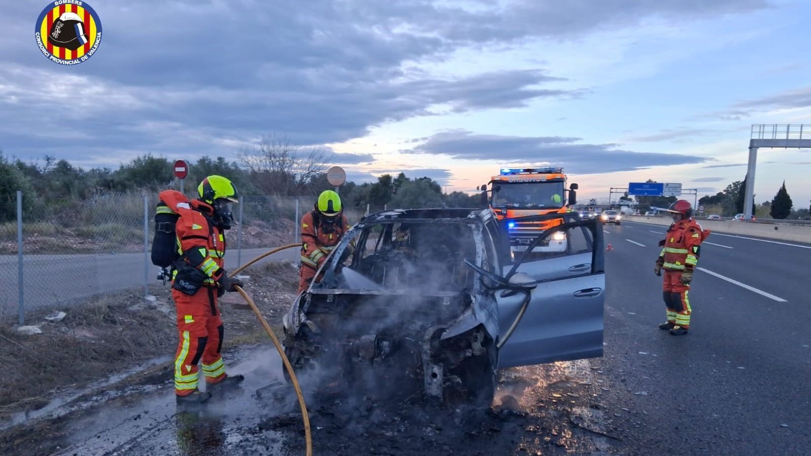 Bombers apaguen un cotxe incendiat este dilluns de matí a l'autovia V-21