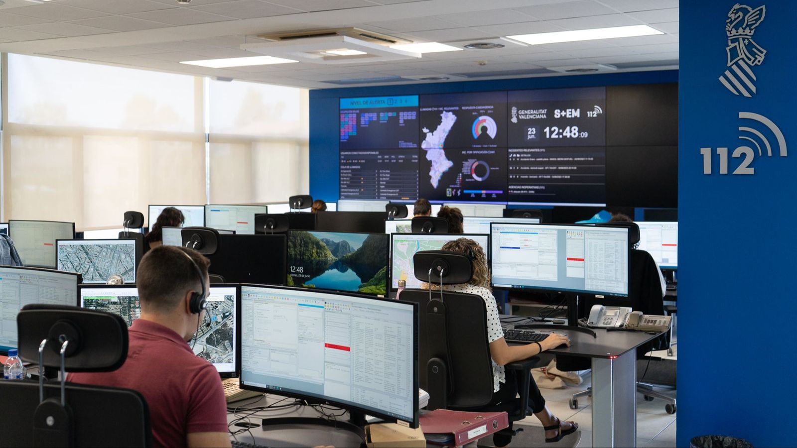 Sala dels operadors que atenen les telefonades del centre d'Emergències de l'Eliana, en una imatge d'arxiu