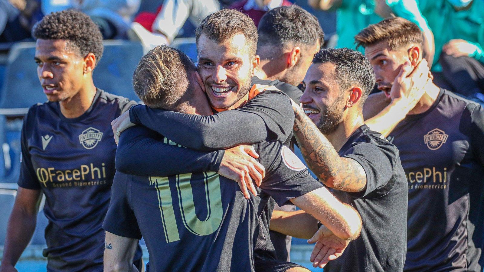 Els jugadors de l'Intercity celebren un gol Els jugadors de l'Intercity celebren un gol