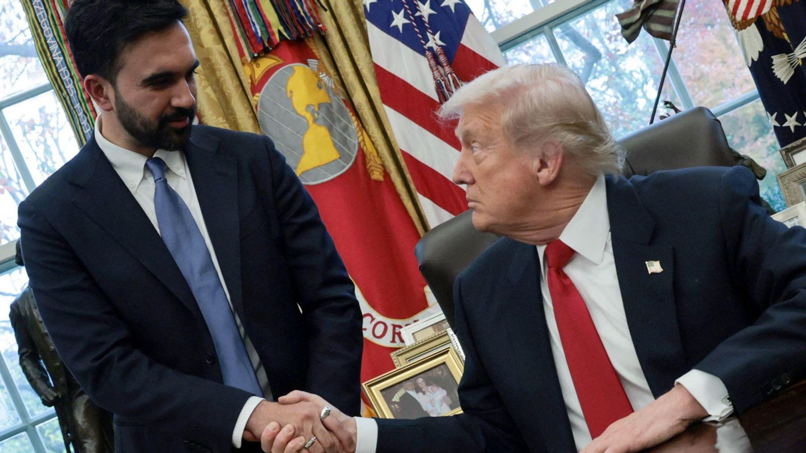 El President d'EUA Donald Trump i l'alcalde de Nova York Zohran Mamdani es saluden en l'Oficina Ovalada a la Casa Blanca a Washington DC