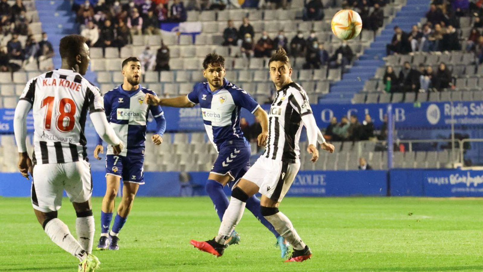 Els orelluts Kone i Pablo Hernández, durant el partit contra el Sabadell