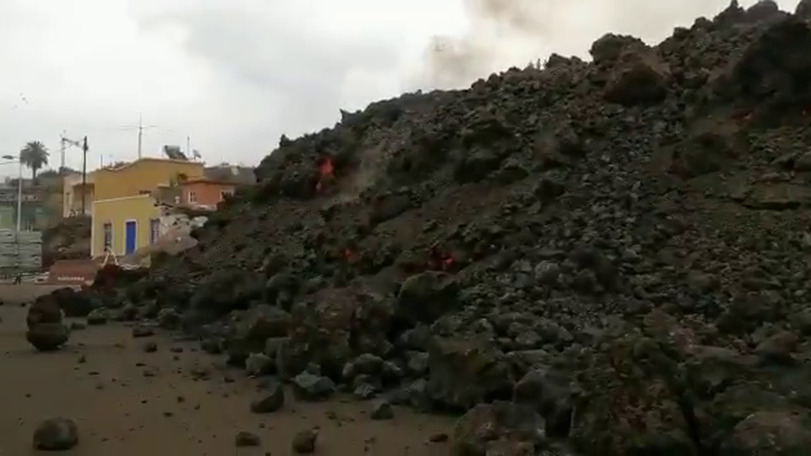 Aspecte que presenta el nucli urbà de Todoque, on la intervenció dels bombers està aconseguint contindre la lava