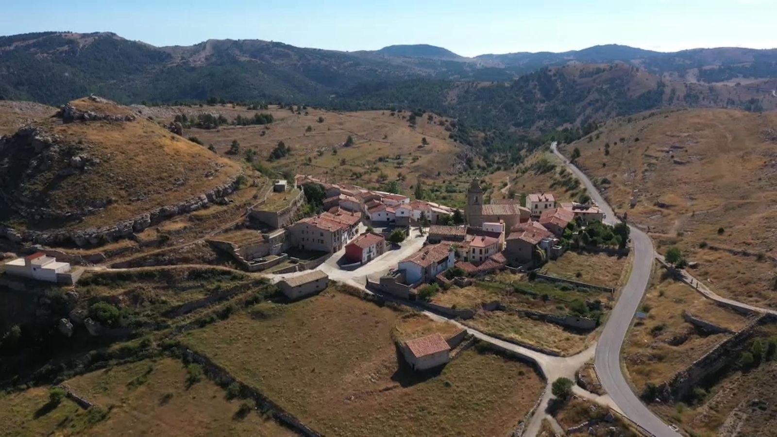 Castell de Cabres, amb només dèneu persones censades, és el nucli amb menys població del nostre territori