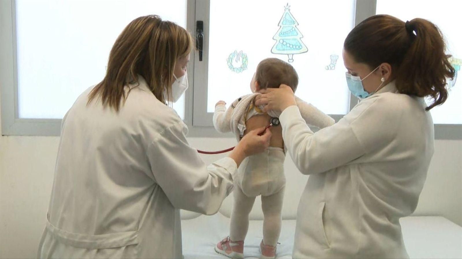 Una pediatra ausculta un nadó en una imatge d'arxiu Una pediatra ausculta un nadó, en una imatge d'arxiu