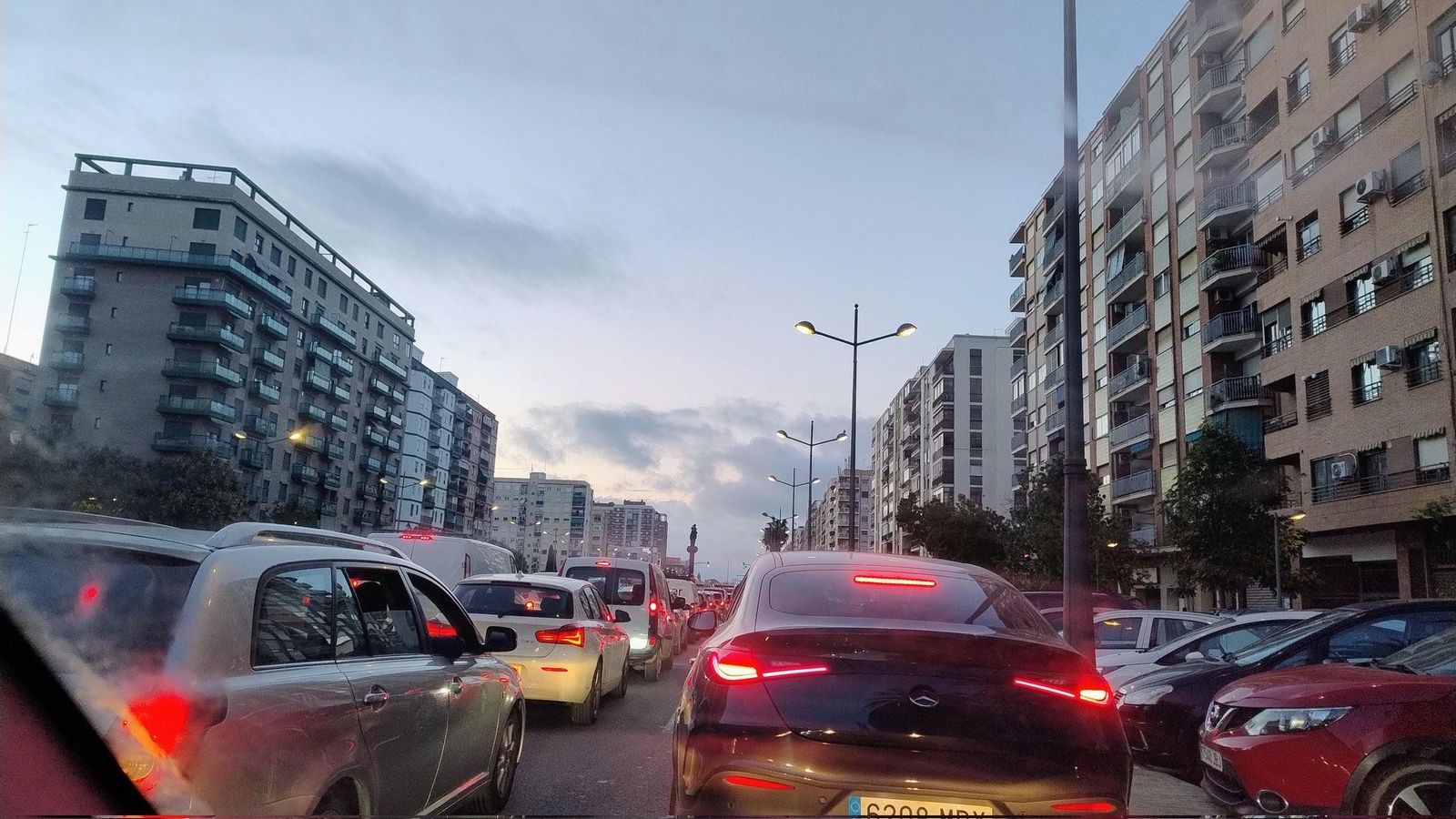 L'avinguda d'Ausiàs March a València, totalment congestionada este dijous