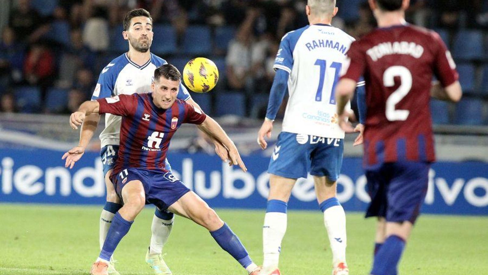 Juanto Ortuño protegeix un baló