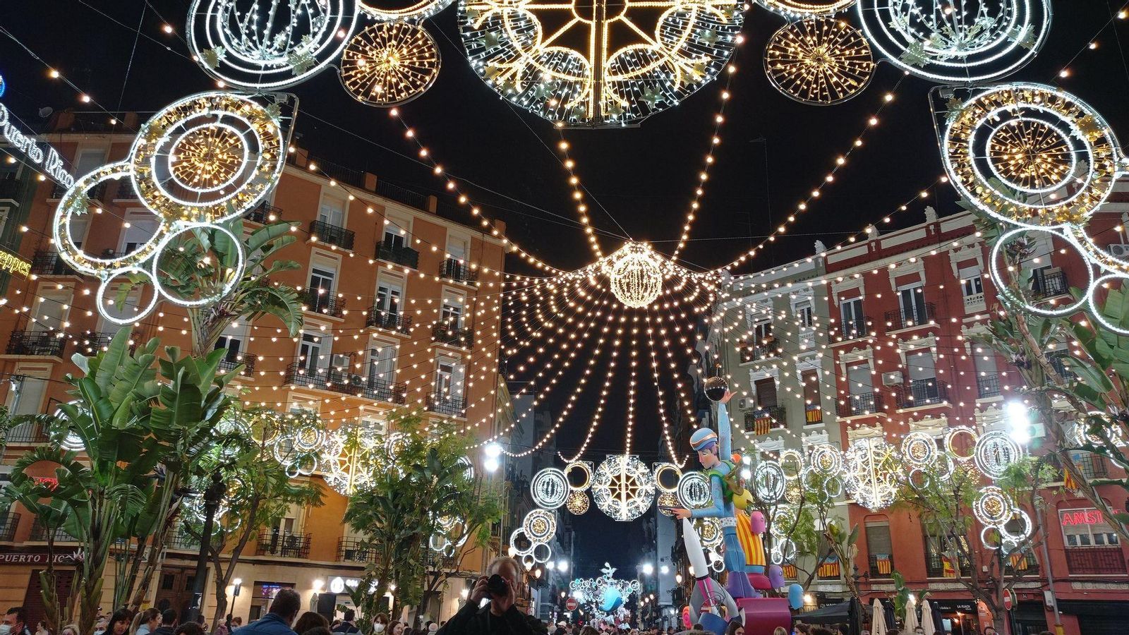 Envelats, il·luminació i monuments són alguns dels elements que pot posar en risc el vent