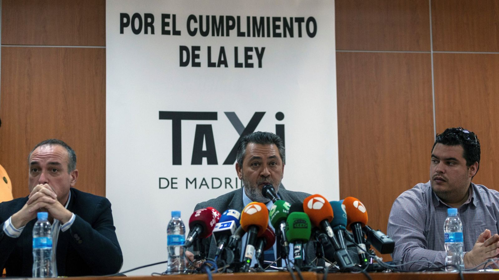 El portaveu de la Federació Professional del Taxi de Madrid, Julio Sanz, en roda de premsa. Rodrigo Jimenez (Efe)