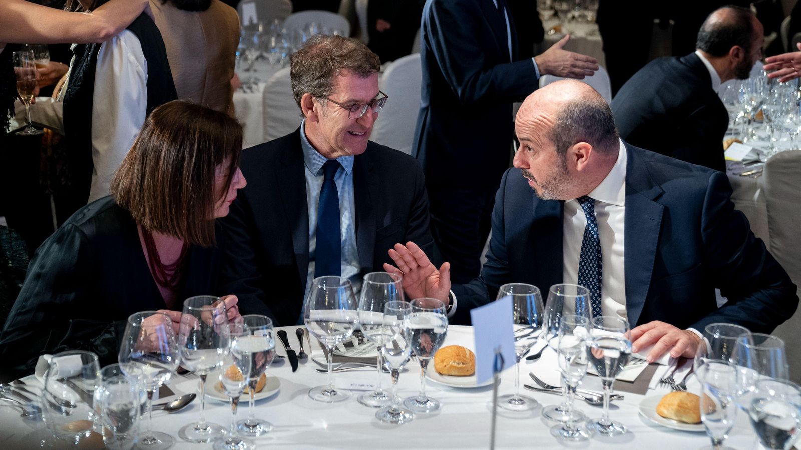 Núñez Feijóo, entre la presidenta del Congrés i el del Senat, aquest dimecres a la nit, en el sopar de lliurament dels premis Parlamentarios