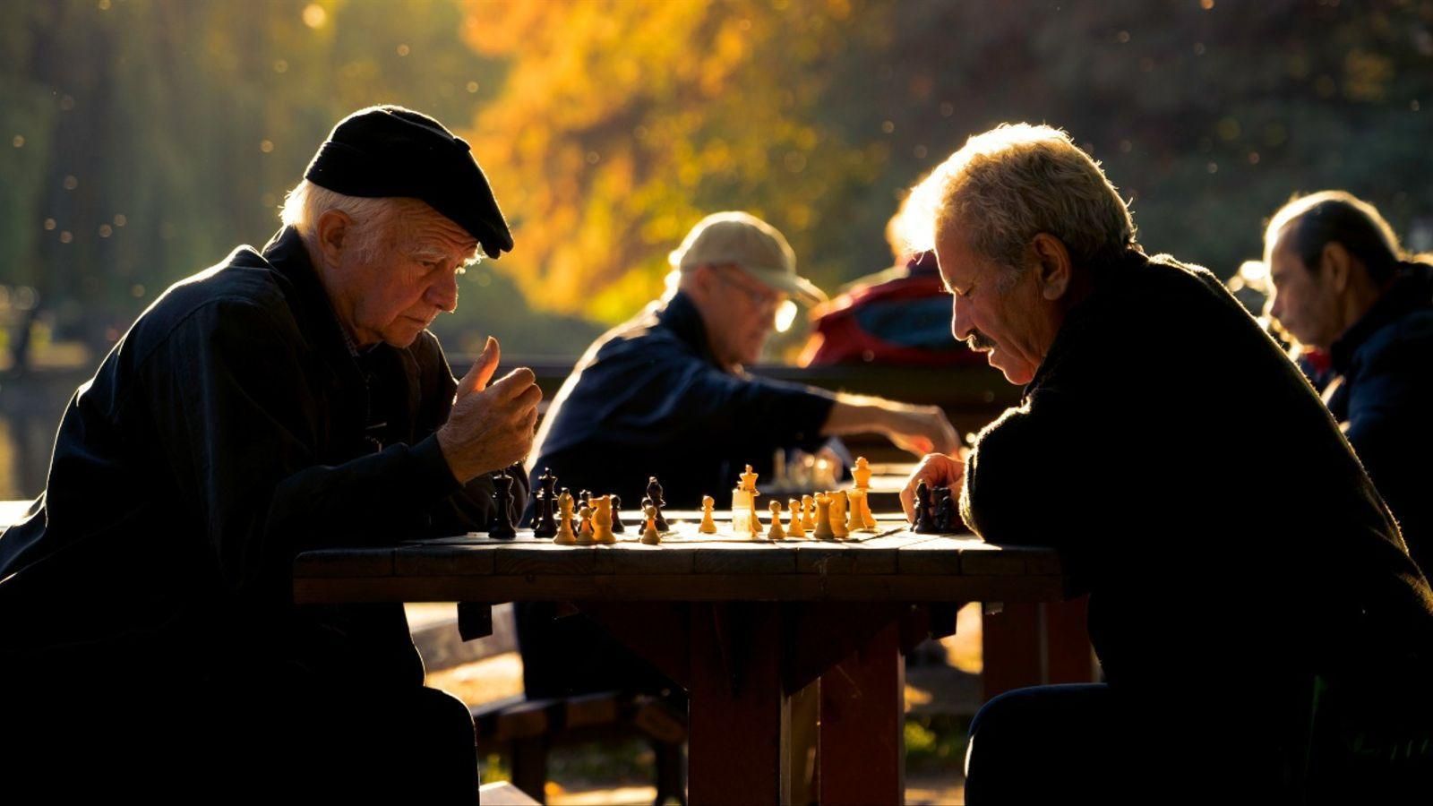 Dues persones majors juguen als escacs