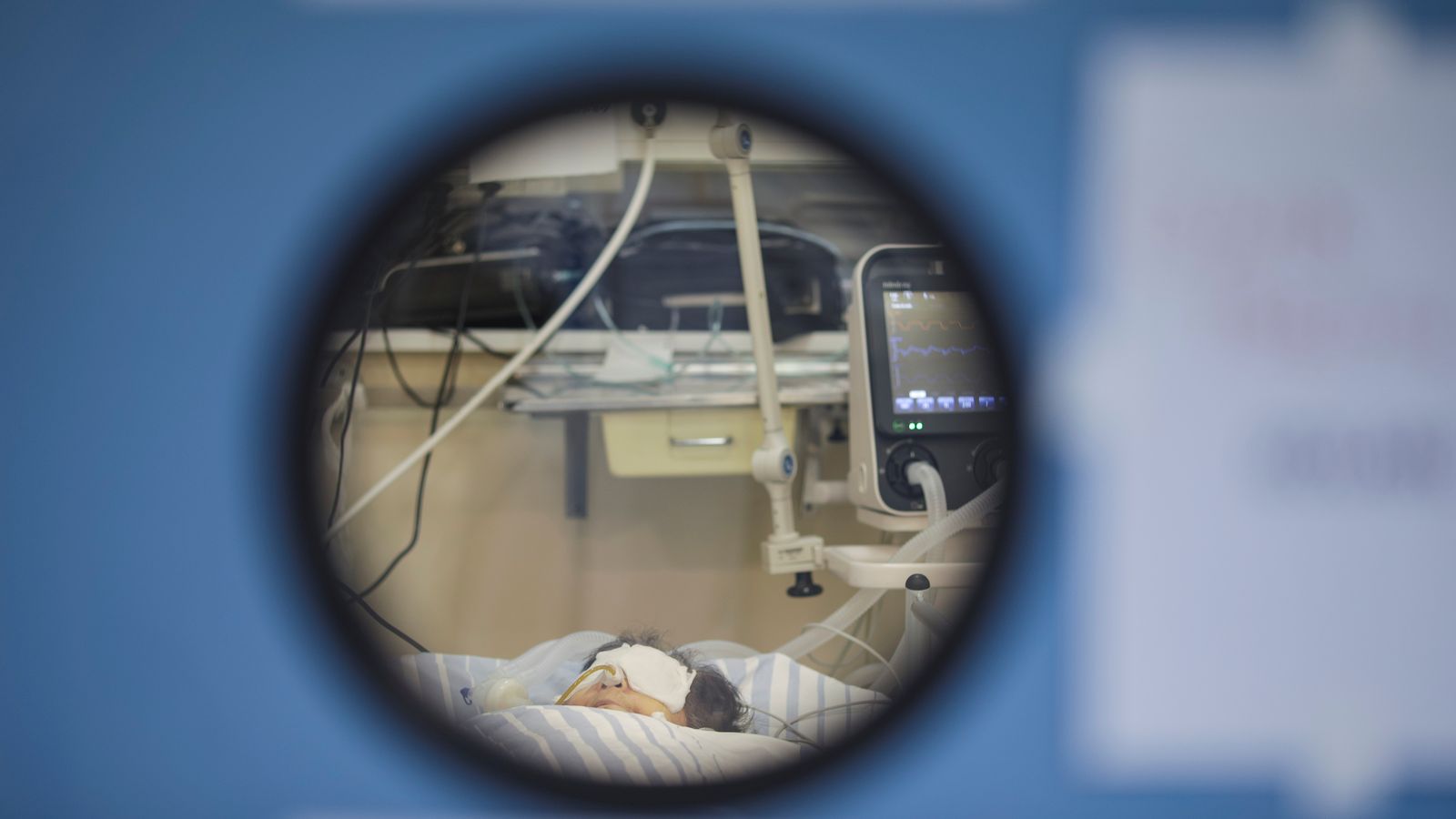 Un pacient de Covid intubat en la UCI d'un hospital de Bucarest, a Romania