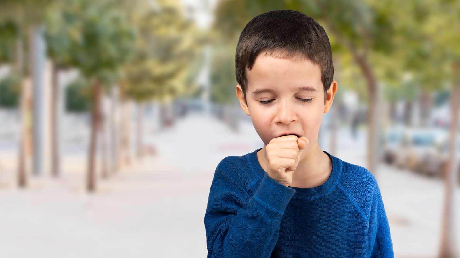 Un xiquet tus en el carrer