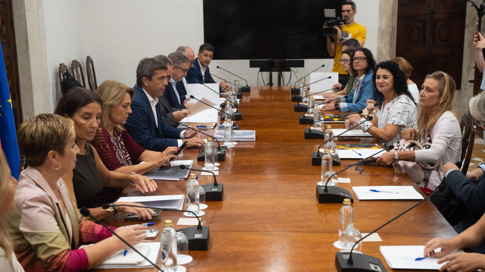 El cap del Consell, Carlos Mazón, ha presidit la Mesa de Diàleg Social, que s'ha celebrat en el Palau de la Generalitat