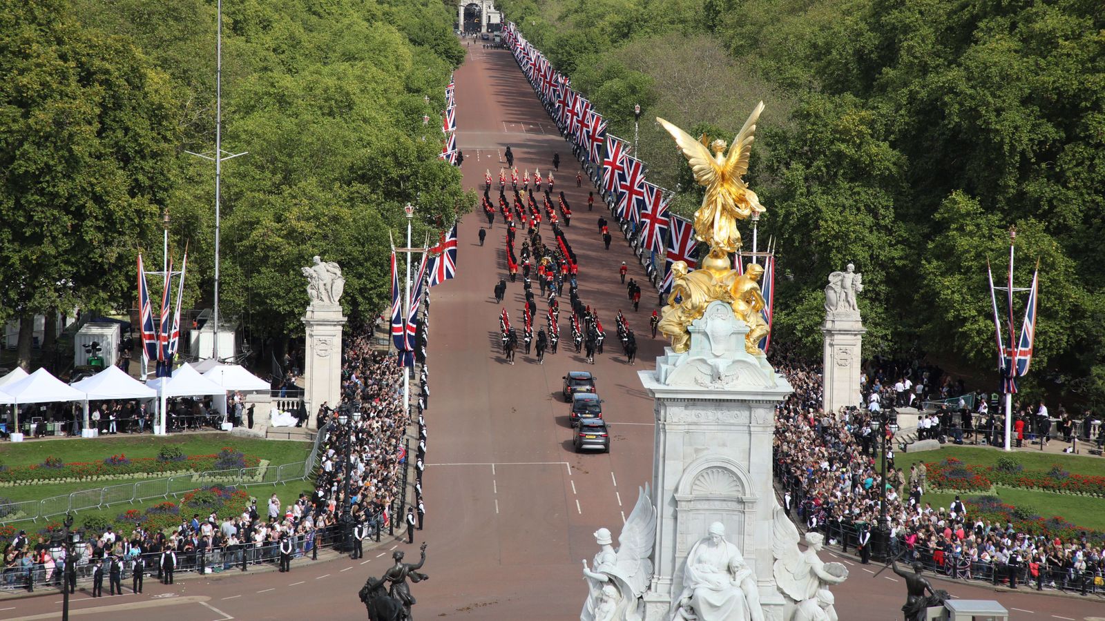 Milers de persones fan cua per a donar l'últim adeu a Isabel II