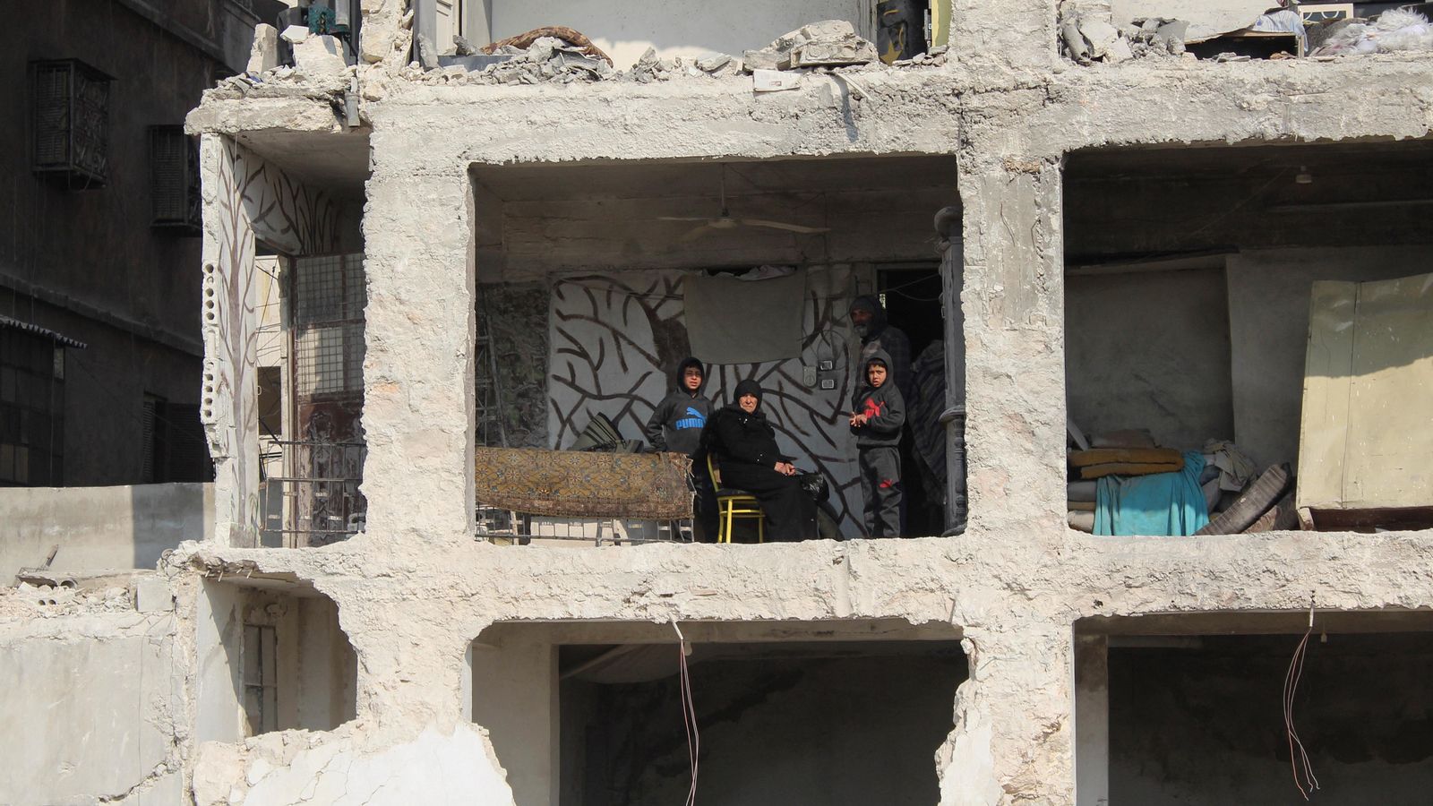 Supervivents sirians del terratrèmol sobreviuen a les restes del seu habitatge, a Aleppo