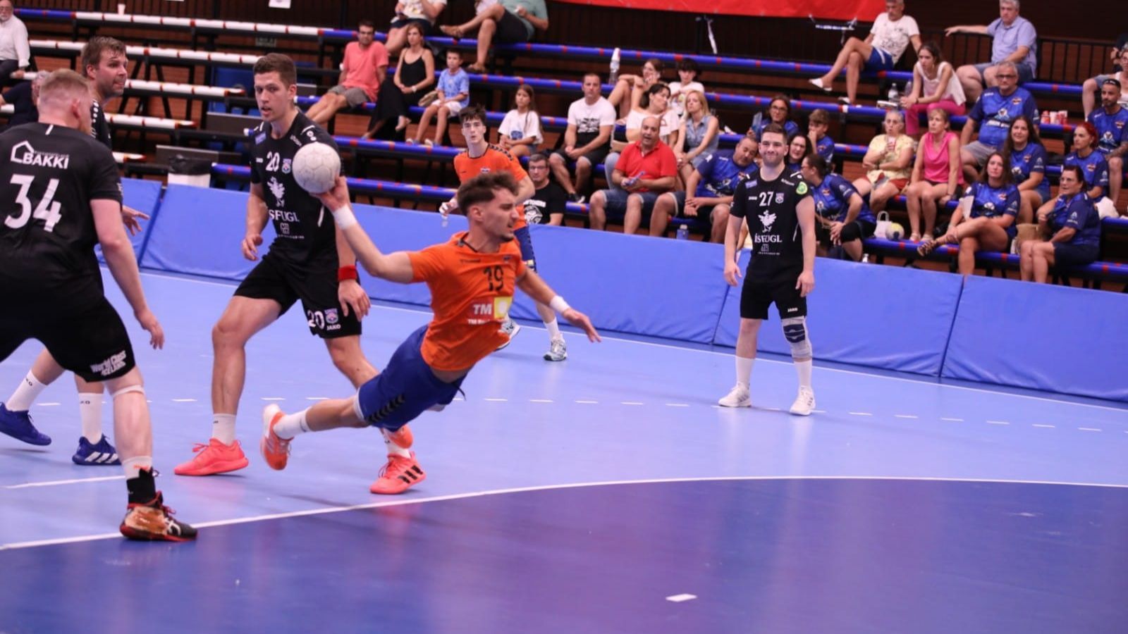 Juan Carlos Sempere fa un llançament a porteria