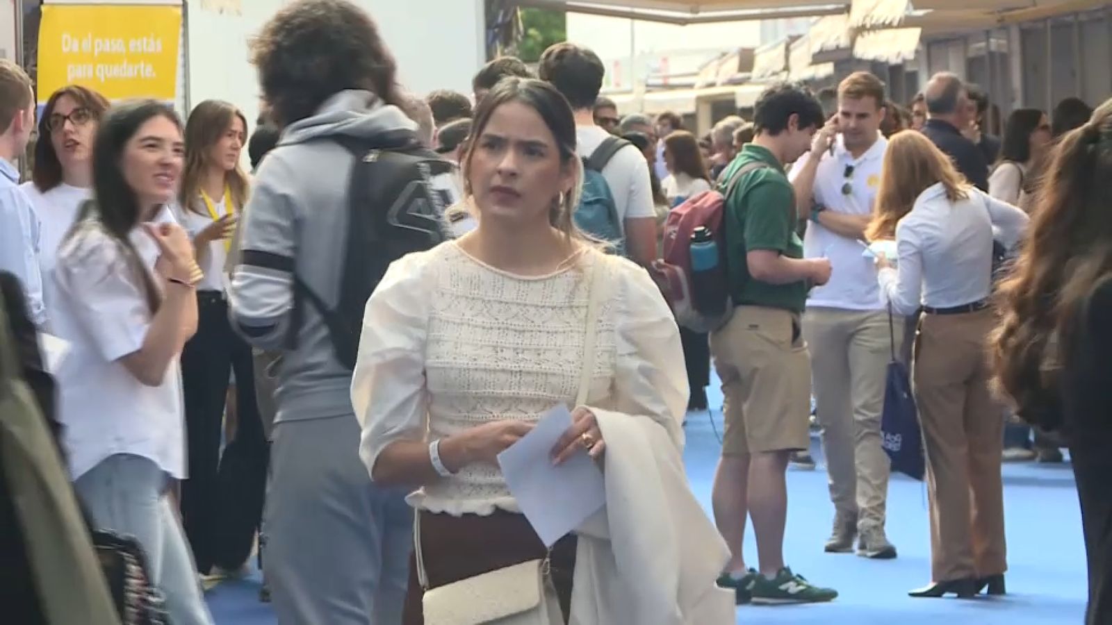 Estudiants universitaris amb els seus currículums intercanviant informació durant el Fòrum d’Ocupació de la Universitat Politècnica de València