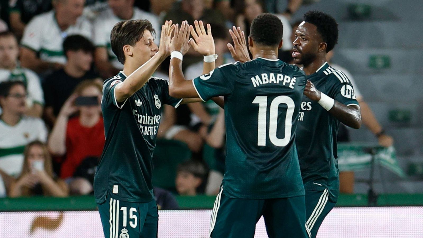 Els jugadors del Reial Madrid celebren un dels gols