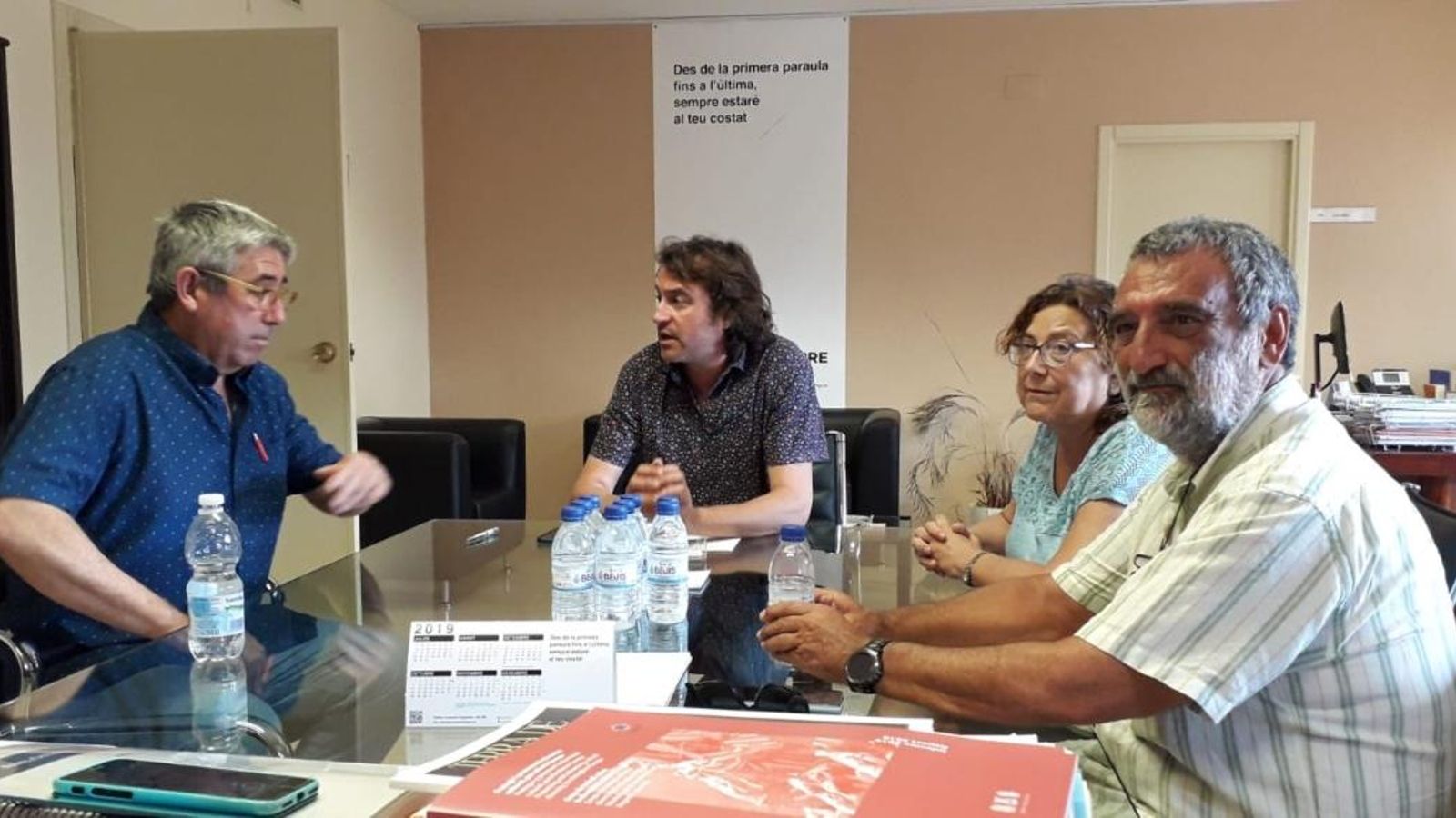 El director general de Política Lingüística, Rubén Trenzano (centre), durant la reunió