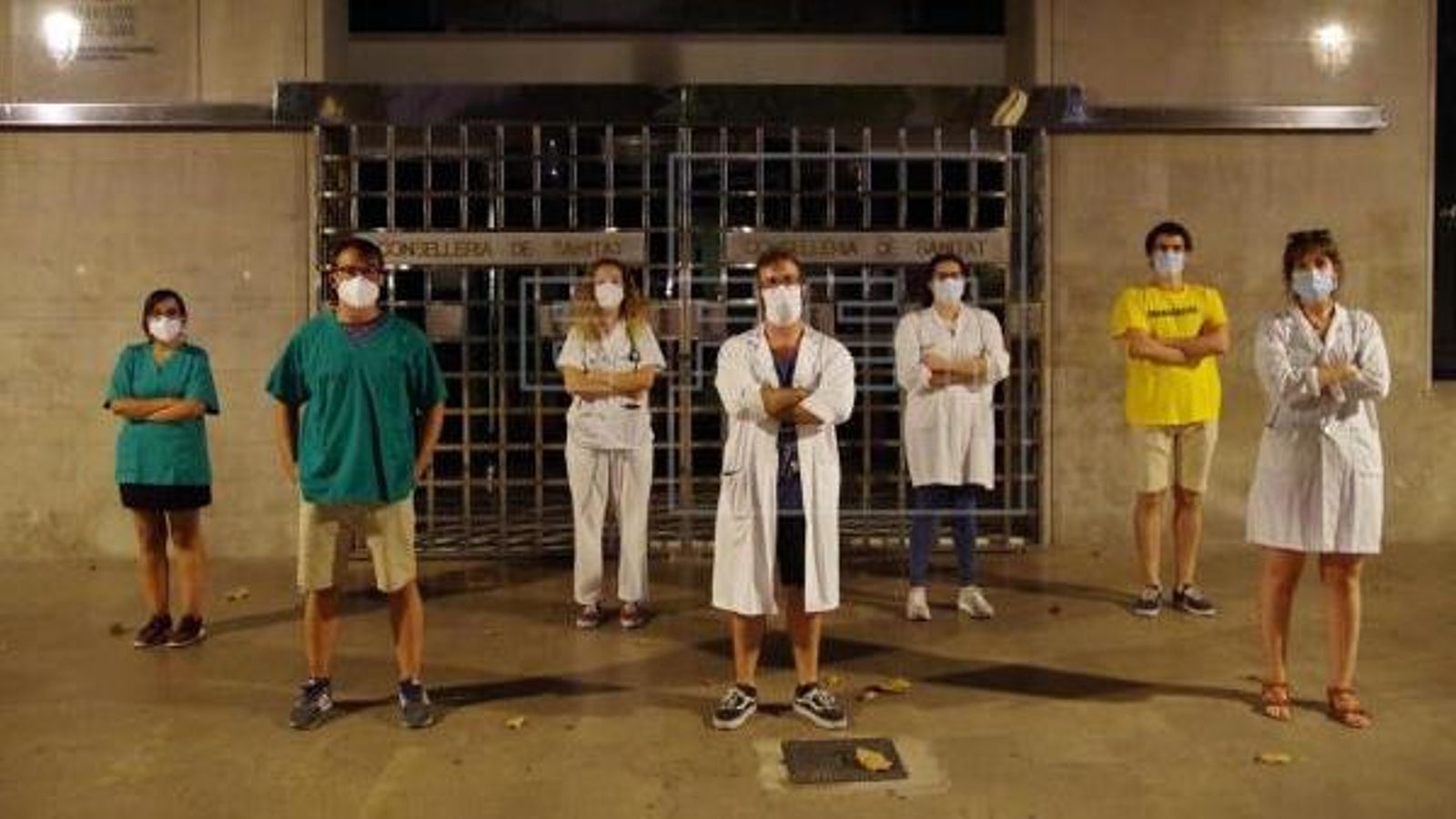 Els MIR passen la nit al ras davant la Conselleria de Sanitat per a exigir millores laborals