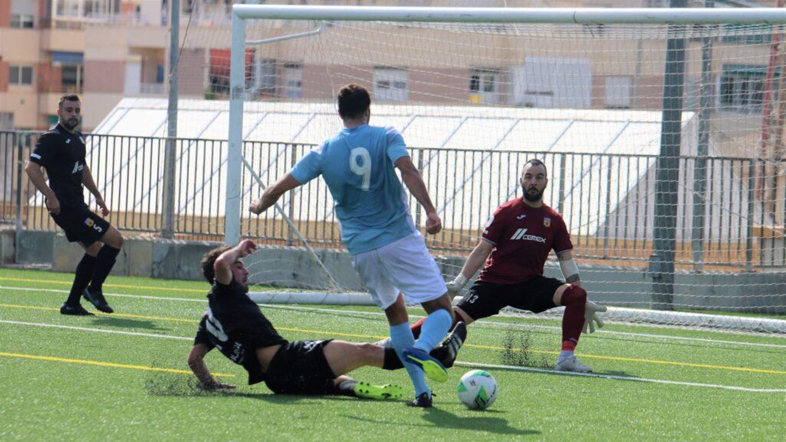 Un jugador del CFI Alacant dispara a porteria en un partit contra el Bunyol