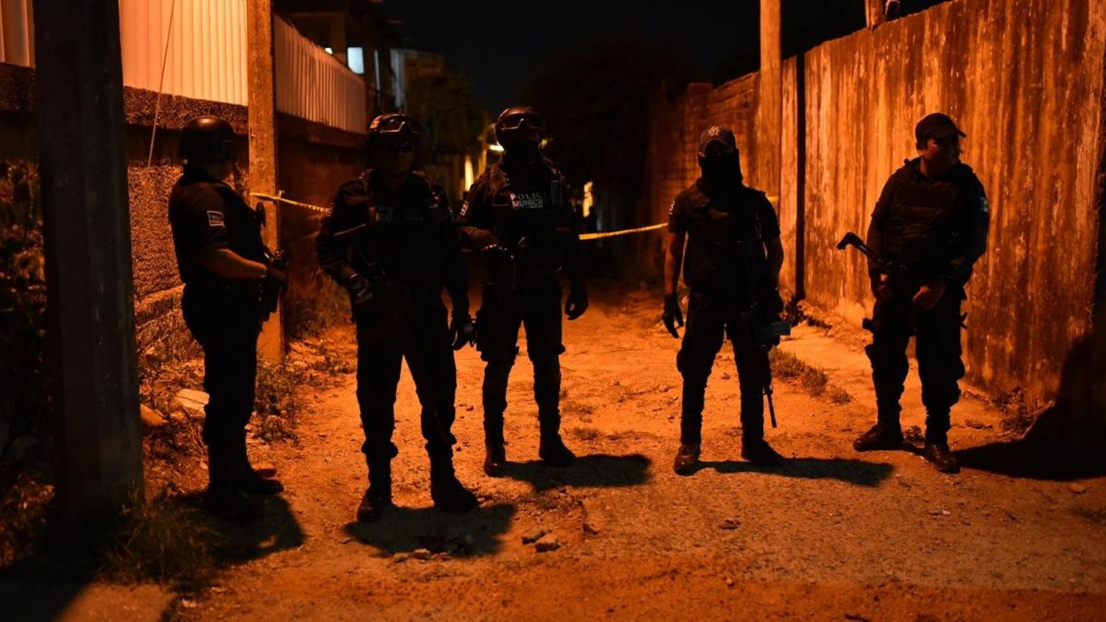 Vista del cordó policial que assegura el lloc dels fets