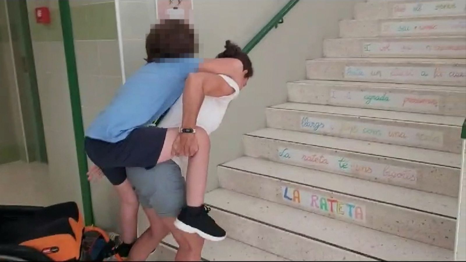 Mare del xiquet de l'escola sense ascensor
