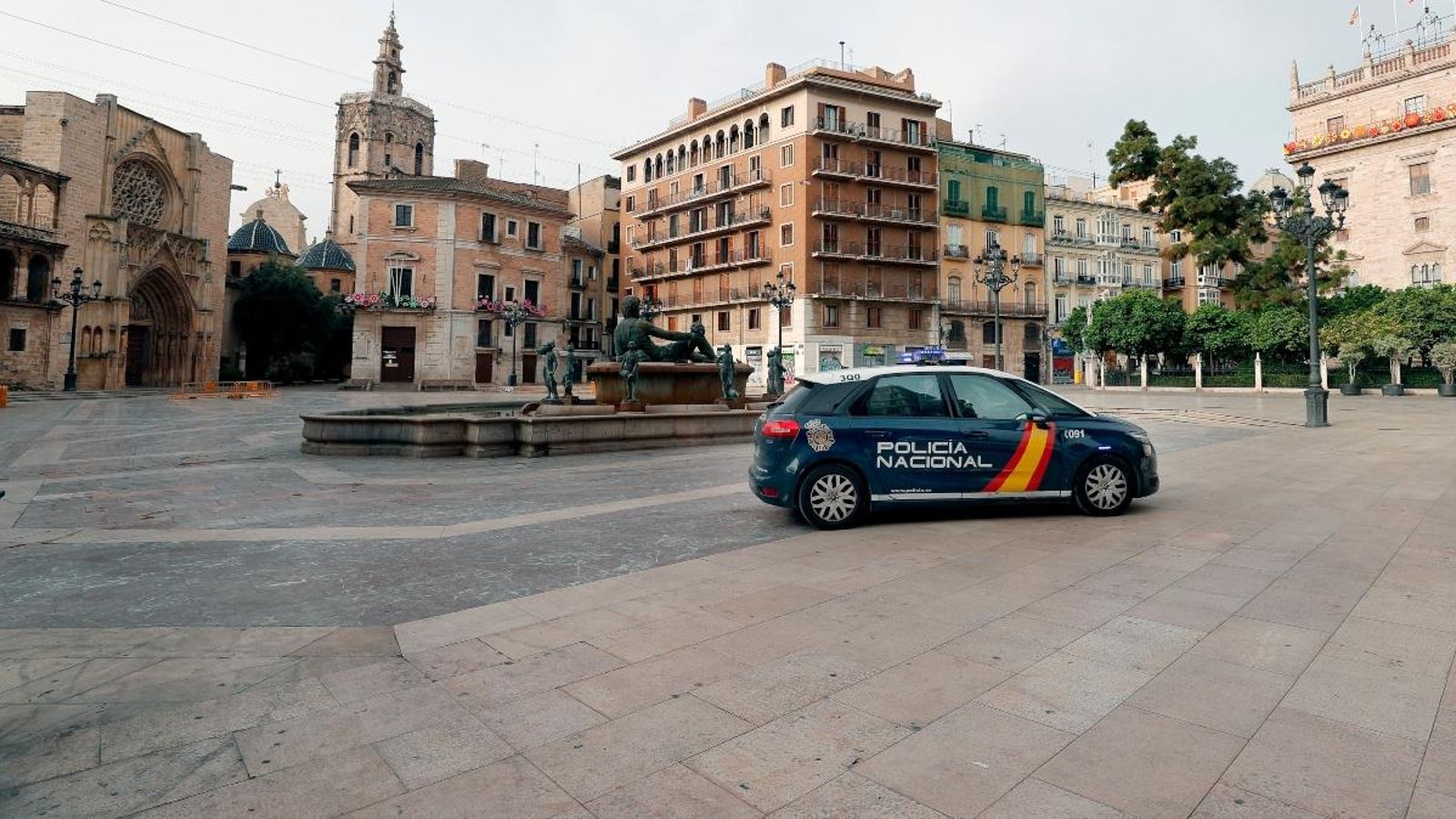La plaça de la Mare de Déu de València en un aspecte inusual en aquestes dates, completament buida, ahir dimecres