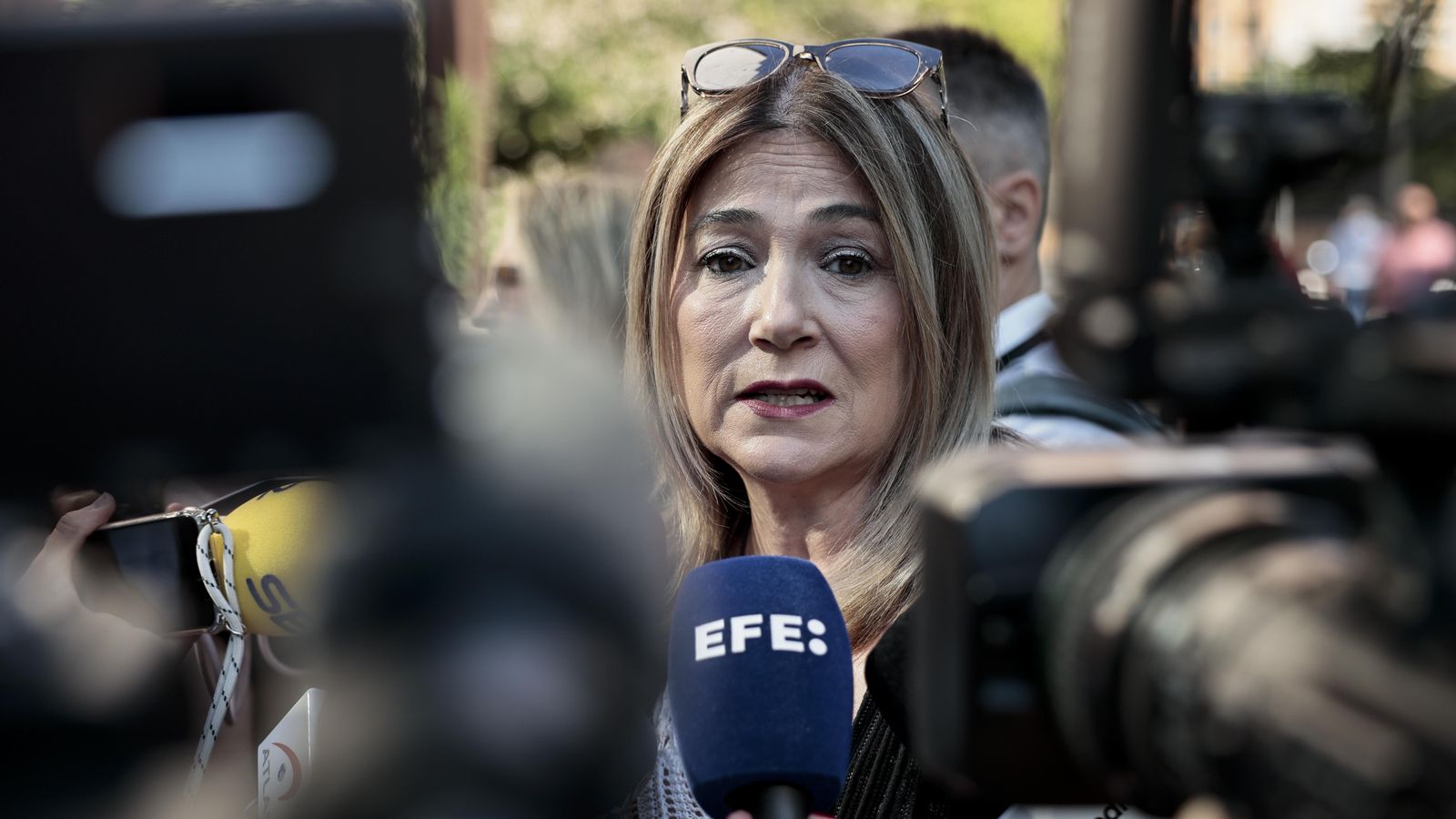 Marisol Burón, mara de Marta Calvo, atén els mitjans en la porta de la Ciutat de la Justícia de València