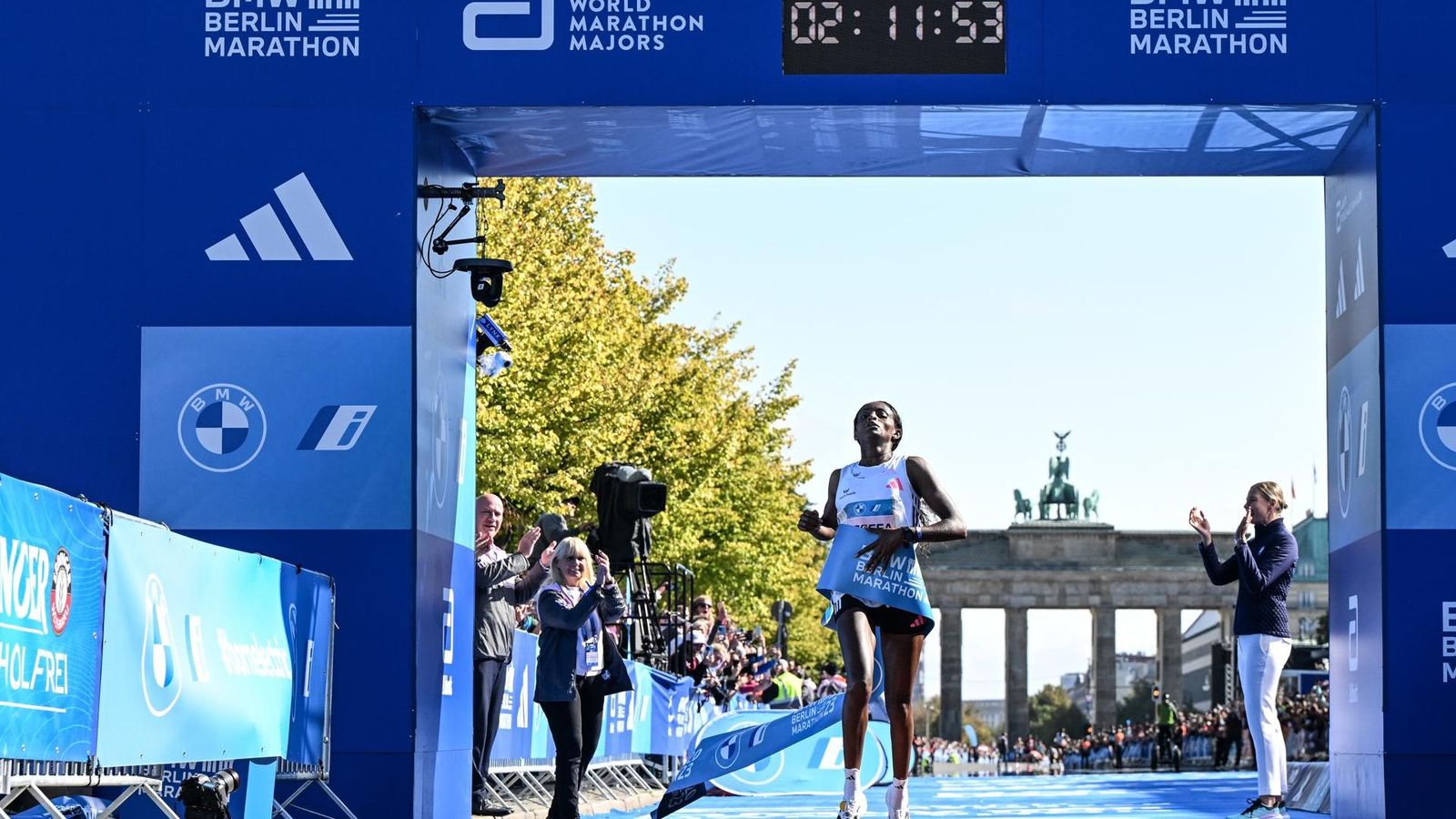 Tigst Assefa travessa la línia de meta