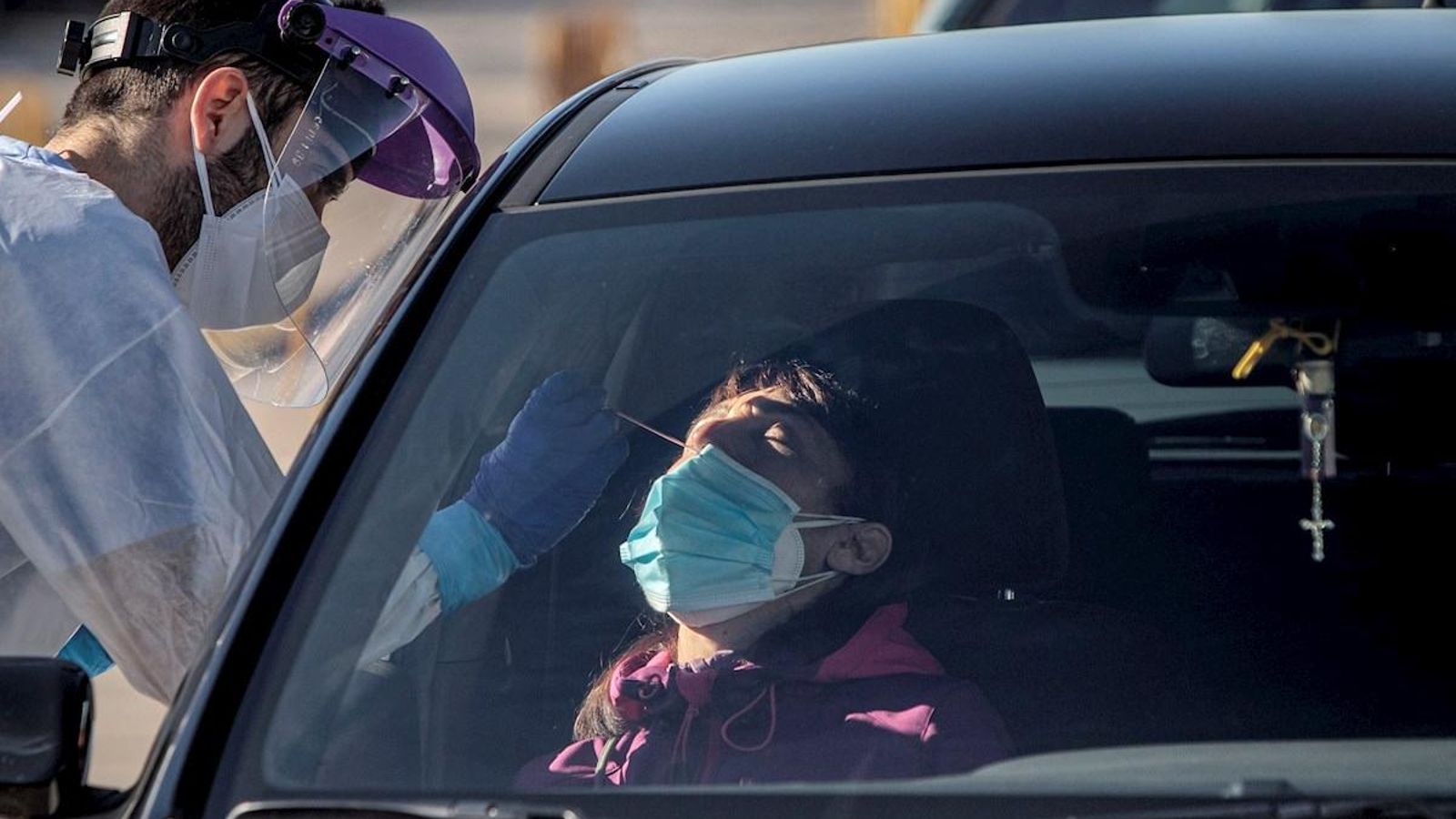 Un sanitari realitza un test en l'hospital de campanya de La Fe de València