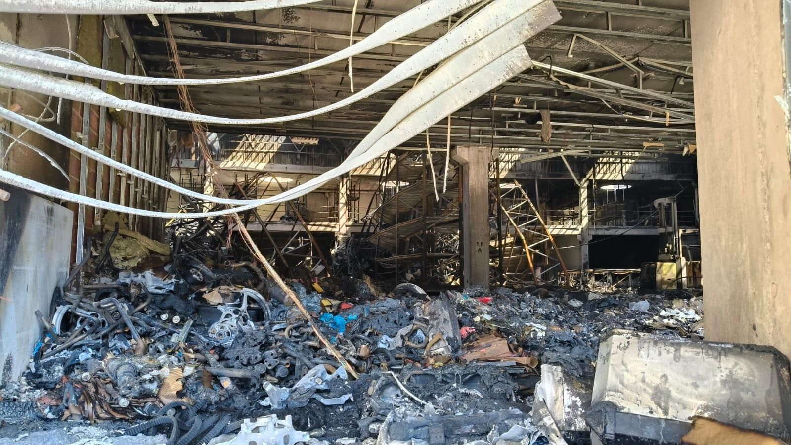 Així ha quedat la nau industrial incendiada