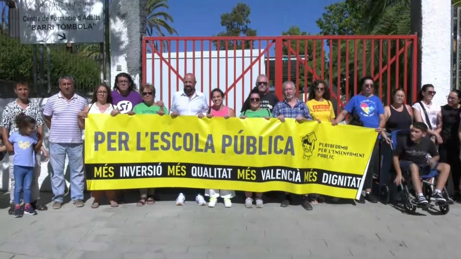En imatge, la protesta de la Plataforma per l'Escola Públia al centre Sant Àngel d'Alacant