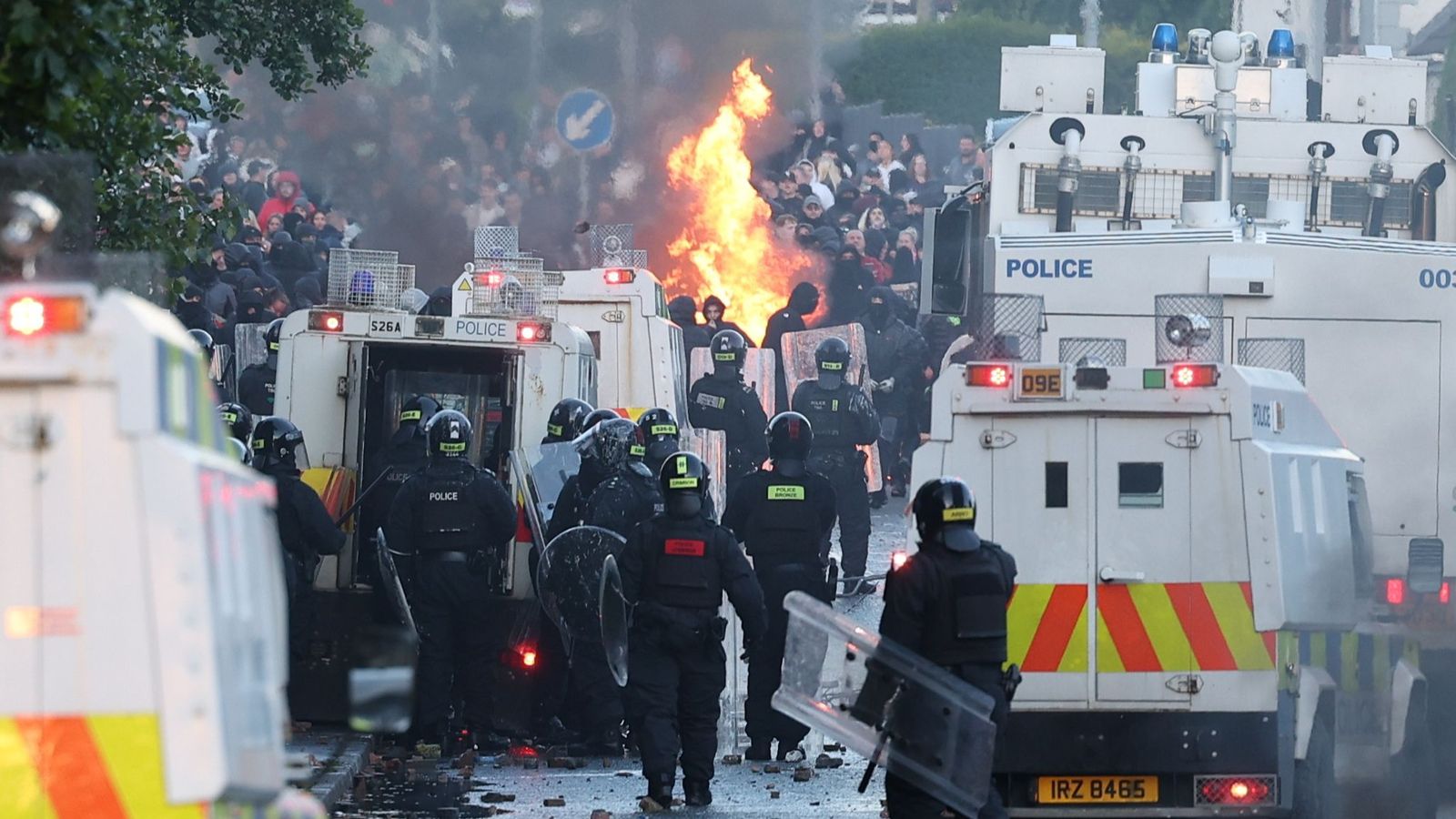 Manifestants provoquen disturbis amb incendis a Antrim Road, a Newtownabbey, al nord de Belfast, Irlanda del Nord, este dijous