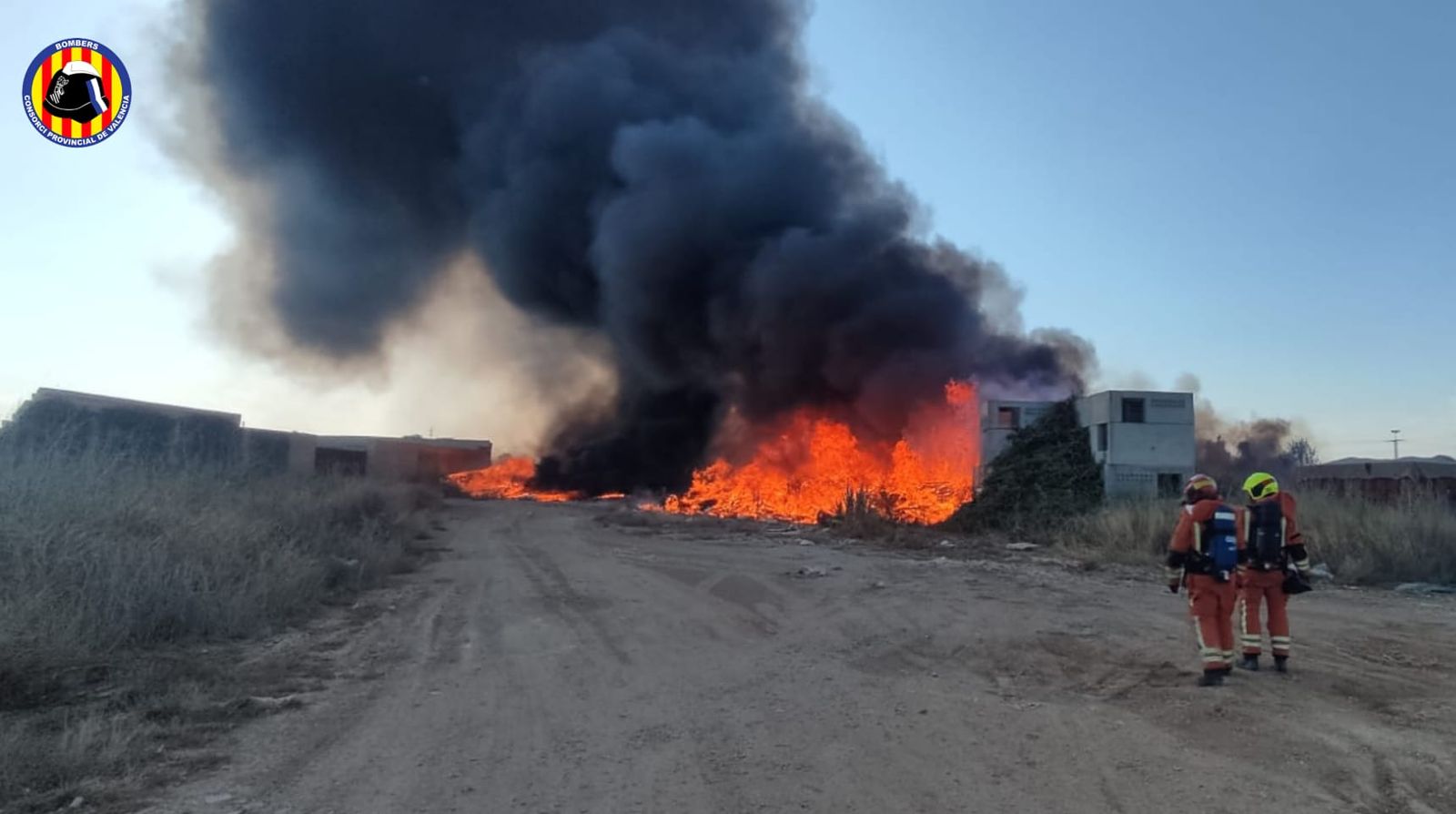 Els bombers treballen en un incendi declarat en un desballestador de Torrent