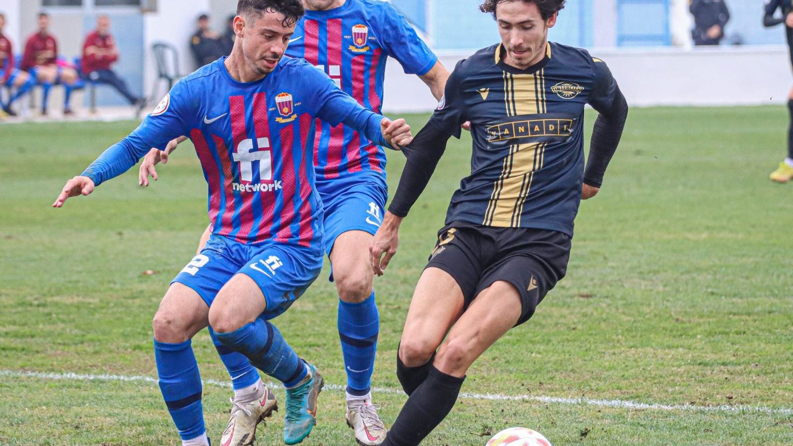 Dos jugadors de l'Eldenc i de l'intercity pugnen per la pilota